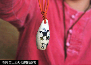 在陶笛上画丹顶鹤的游客