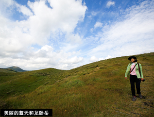 美丽的蓝天和龙卧岳