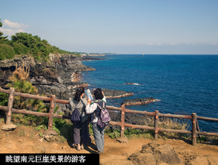 眺望南元巨崖美景的游客