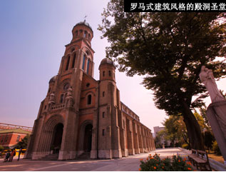 罗马式建筑风格的殿洞圣堂